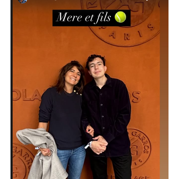 Et elle n'était pas seule
Estelle Denis avec son fils Merlin à Roland-Garros, Instagram, 25 mai 2025