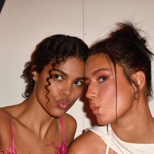 Tina Kunakey et Adèle Exarchopoulos en front row du défilé "Le Raphia" de la maison Jacquemus au Bourget le 12 décembre 2022.

© Veeren / Clovis / Bestimage