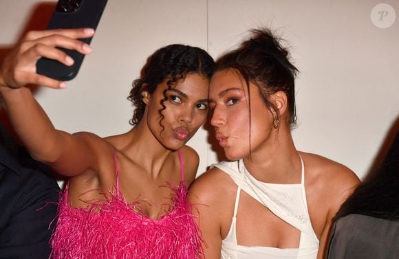 Tina Kunakey et Adèle Exarchopoulos en front row du défilé "Le Raphia" de la maison Jacquemus au Bourget le 12 décembre 2022.

© Veeren / Clovis / Bestimage