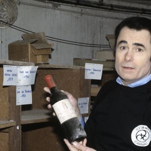 Baptisé le Stirwen, ce lieu emblématique abritait une discothèque, un amphithéâtre et un restaurant prisés par les stars.

Archives - En France, à Carnac, rendez-vous avec Alain BARRIERE dans la propriété de son château baptisé Stirwen. Le 8 avril 1984.

© Jean Lenoir via Bestimage