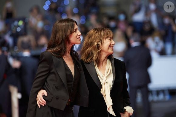 Charlotte Gainsbourg et sa mère Jane Birkin (habillée en Céline) - Montée des marches du film «Jane par Charlotte» lors du 74ème Festival International du Film de Cannes. Le 7 juillet 2021
© Borde-Jacovides-Moreau / Bestimage
