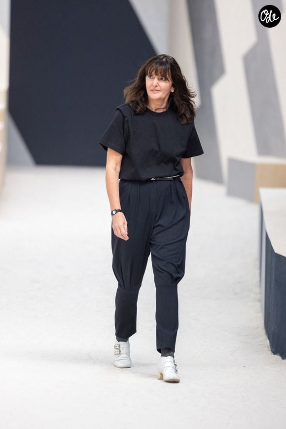 Si son ascension vers la direction artistique est célèbre, ses débuts rue Cambon ont bénéficié d'un coup de pouce plus discret et méconnu.   

Virginie Viard lors du défilé 1 de mode Haute-Couture automne-hiver 2022-2023 "Chanel" à Paris, le 5 juillet 2022. 

© Olivier Borde/Bestimage