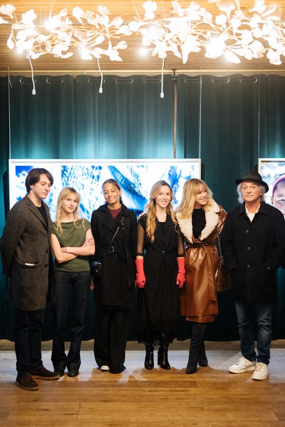 Il était très important pour la filleule d'Alain Delon d'être présente, entourée de ses 3 enfants et son ex-compagnon Titouan Lamazou

Exclusif - Loup Lamazou, Marion Poupon, Zilia Lamazou, Laura Poupon, sa mère Géraldine Danon, Titouan Lamazou lors du vernissage de la première exposition photographique de Laura Poupon "Hillingar" au Chalet des Îles à Paris. © Tiphaine Praud-Lebely / Bestimage