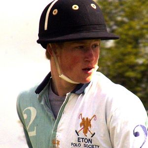 Le prince Harry joue au polo pour Eton College contre Uppingham au Rutland Polo Field, Langham, Leicestershire, Royaume-Uni, dimanche 26 mai 2002. L'école du Prince Harry a remporté la Coupe du Prince de Galles. Photo : BWP Media