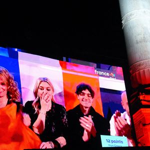 Alors qu'elle faisait partie des favorites du concours, elle s'est retrouvée à la septième place du classement.

Louane pendant le Concours Eurovision de la Chanson,
L'Autriche remporte le Concours Eurovision de la Chanson 2025, Place de la Bastille à Paris, France le 17 mai 2025 Photo by Alain Apaydin/ABACAPRESS.COM