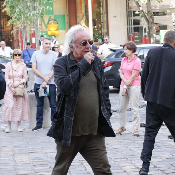 A le voir aussi en forme, difficile d'imaginer l'artiste au plus mal il y a encore quelques heures
Didier Barbelivien assiste aux obsèques de Philippe Labro à l'église Saint Germain des Prés à Paris, France, le 13 juin 2025. Philippe Labro, journaliste, auteur, réalisateur et compositeur prolifique, est décédé à l'âge de 88 ans des suites d'un cancer le 4 juin. Photo by Nasser Berzane/ABACAPRESS.COM