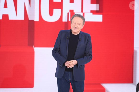 Le 7 septembre prochain, l'animateur et producteur de 82 ans retrouvera ses fidèles téléspectateurs sur France 3 puisqu'il présentera un nouveau numéro de "Vivement Dimanche". 

Exclusif - Michel Drucker sur le plateau de l'émission "Vivement dimanche", diffusée sur France 3 le 7 septembre 2025. Paris, le 2 septembre 2025. 
© Guillaume Gaffiot / Bestimage