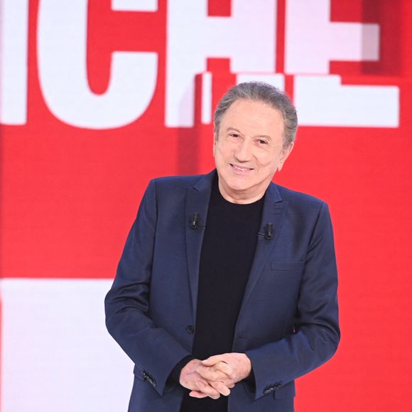 Le 7 septembre prochain, l'animateur et producteur de 82 ans retrouvera ses fidèles téléspectateurs sur France 3 puisqu'il présentera un nouveau numéro de "Vivement Dimanche". 

Exclusif - Michel Drucker sur le plateau de l'émission "Vivement dimanche", diffusée sur France 3 le 7 septembre 2025. Paris, le 2 septembre 2025. 
© Guillaume Gaffiot / Bestimage