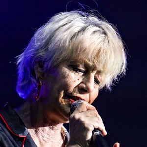 Lio sur la scène de la tournée "les années 80" à Lyon le 13/12/2025. Photo par Sandrine Thesillat / PsNewZ