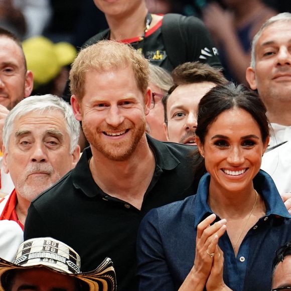 Le prince Harry et Meghan Markle avec les médaillés de la finale de volley-ball assis au Merkur Spiel-Arena lors des Invictus Games à Düsseldorf, en Allemagne. 15/09/23 . © Jordan Pettitt/PA Wire