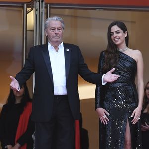 Alain Delon et sa fille Anouchka Delon - Montée des marches du film "A Hidden Life" lors du 72ème Festival International du Film de Cannes, le 19 mai 2019. Panoramic / Bestimage