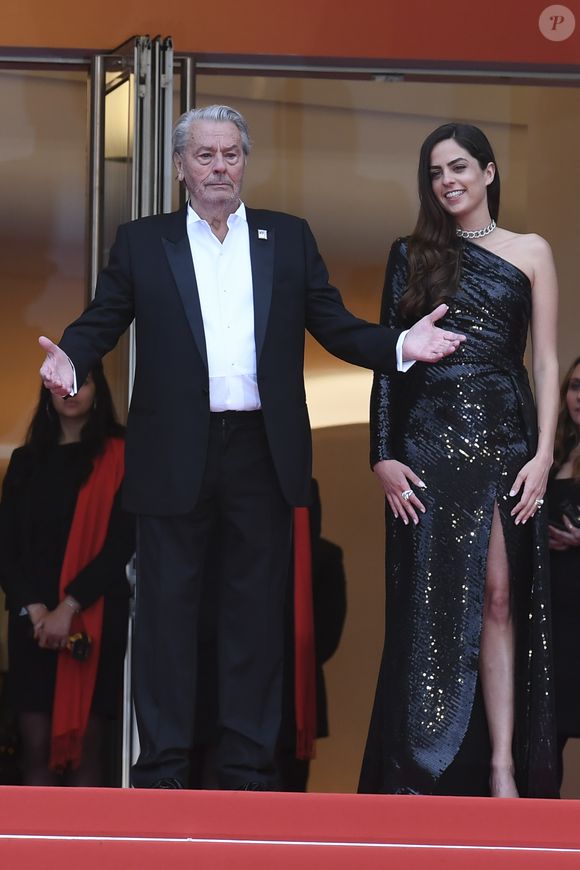 Alain Delon et sa fille Anouchka Delon - Montée des marches du film "A Hidden Life" lors du 72ème Festival International du Film de Cannes, le 19 mai 2019. Panoramic / Bestimage