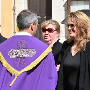 Violette Petrucciani (mère de Loana), Delphine, une amie proche de Loana, Mindy (fille de Loana) avec sa fille Maelysse sous le parapluie - Obsèques de Loana Petrucciani en la cathédrale Sainte-Réparate à Nice le 10 avril 2026. L'ancienne star de téléréalité a été retrouvée morte dans son appartement niçois par les autorités, le 25 mars dernier. © Bruno Bebert/Bestimage