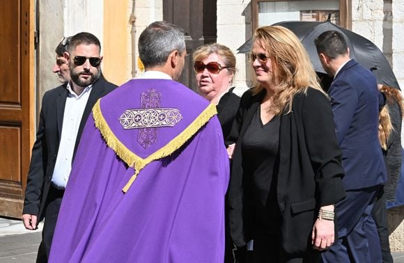 Violette Petrucciani (mère de Loana), Delphine, une amie proche de Loana, Mindy (fille de Loana) avec sa fille Maelysse sous le parapluie - Obsèques de Loana Petrucciani en la cathédrale Sainte-Réparate à Nice le 10 avril 2026. L'ancienne star de téléréalité a été retrouvée morte dans son appartement niçois par les autorités, le 25 mars dernier. © Bruno Bebert/Bestimage