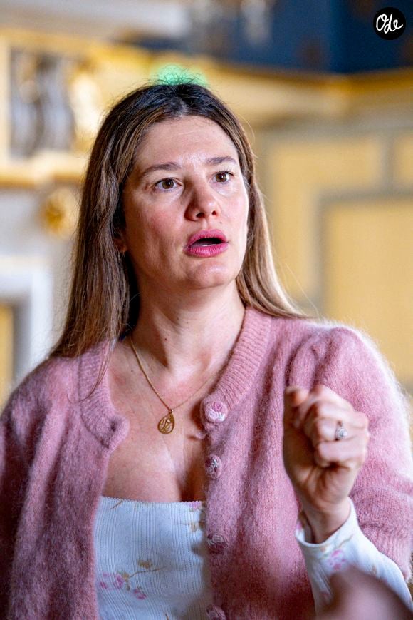 "Je crois qu'on part toujours un peu de soi quand on écrit", a-t-elle confié.
Alice Pol est missionnée pour lire la dictée noire de la 22ème édition du festival Quais du Polar à Lyon le 04/04/2026. Photo Sandrine Thesillat / PsNewZ / Bestimage