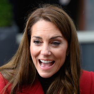 Catherine (Kate) Middleton, princesse de Galles, éclate de rire à la sortie du marché de Pontypridd, accompagnée du prince William, prince de Galles, le 26 février 2025. 
GOFF INF / BESTIMAGE