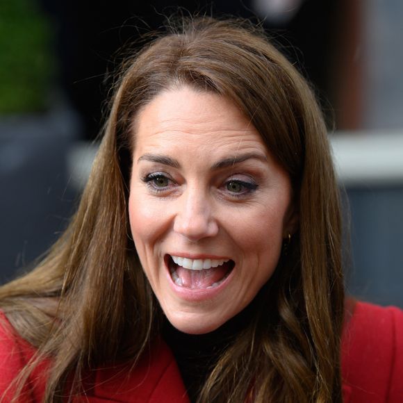 Catherine (Kate) Middleton, princesse de Galles, éclate de rire à la sortie du marché de Pontypridd, accompagnée du prince William, prince de Galles, le 26 février 2025. 
GOFF INF / BESTIMAGE