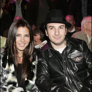 Arrivé dans le hall de son hôtel, il aperçoit sa compagne au bras du producteur de son film. "Ils se font un smack", raconte-t-il. Deux heures après, il reprend l'avion, seul. Le couple se sépare officiellement en mai 2006. 

Elsa Pataky et Michael Youn - championnat du monde wba des poids mouche a Bercy Agence / Bestimage
