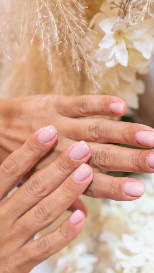 La bonne manucure dès 50 ans : les couleurs idéales pour des mains élégantes
