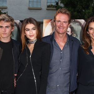 Cette perte brutale plonge sa mère, son père Rande et sa sœur Kaia dans un immense deuil.

Cindy Crawford avec son mari Rande Gerber et les enfants Kaia et Presley à la première de Sister Cities au théâtre Paramount à Hollywood, le 31 août 2016.

© Bestimage