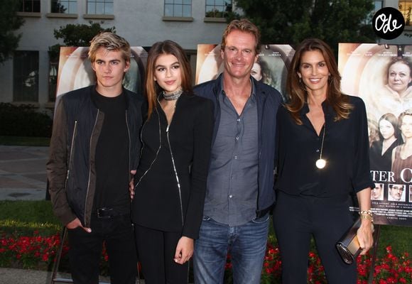 Cette perte brutale plonge sa mère, son père Rande et sa sœur Kaia dans un immense deuil.

Cindy Crawford avec son mari Rande Gerber et les enfants Kaia et Presley à la première de Sister Cities au théâtre Paramount à Hollywood, le 31 août 2016.

© Bestimage