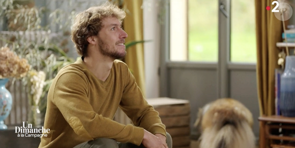 Frédéric Lopez présente Léo, son voisin, dans "Un dimanche à la campagne", sur France 2.