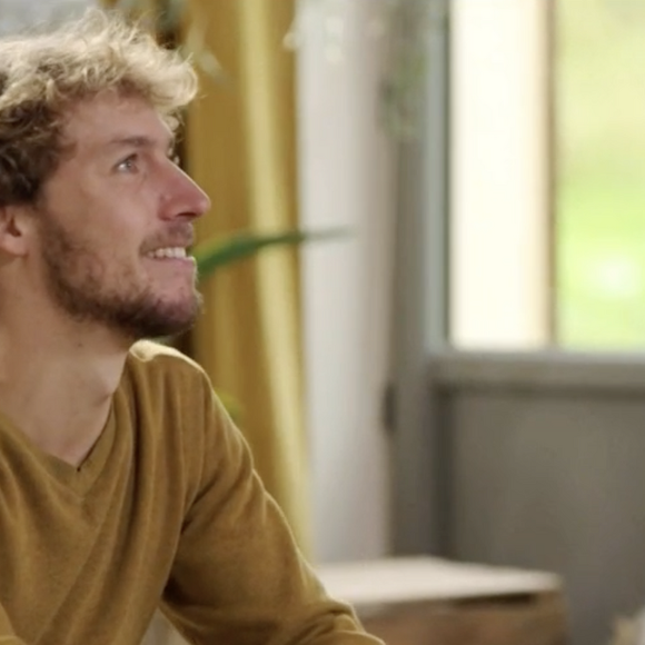Frédéric Lopez présente Léo, son voisin, dans "Un dimanche à la campagne", sur France 2.