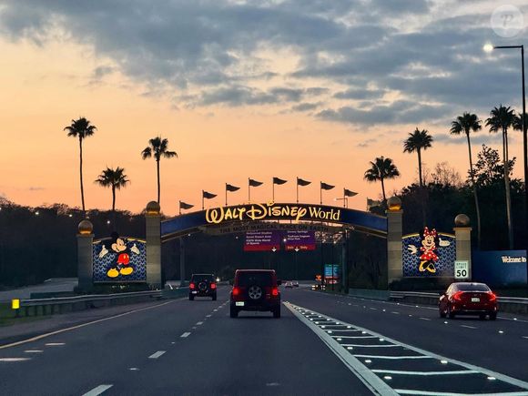 Philippe Lacheau et Elodie Fontan s'éclatent à Disney World en Floride.