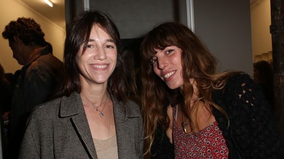 Charlotte Gainsbourg et Lou Doillon fières de la success story de leur cousin à Londres, dans un domaine loin des leurs