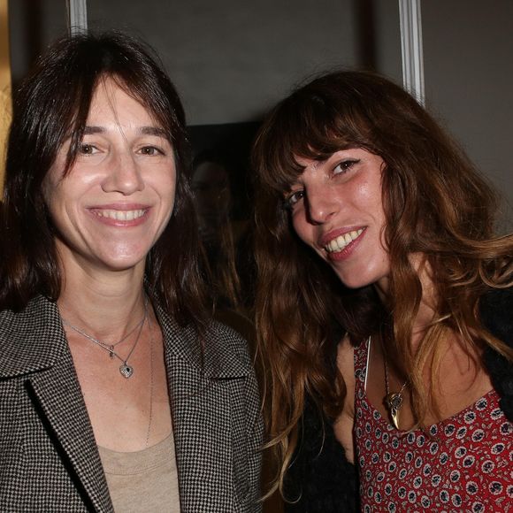Les soeurs Charlotte Gainsbourg et Lou Doillon fières de leur cousin. 

Lou Doillon et Charlotte Gainsbourg - Inauguration de la galerie cinema de Anne Dominique Toussaint et vernissage de l'exposition " Point of View " de Kate Barry. VEEREN / BESTIMAGE