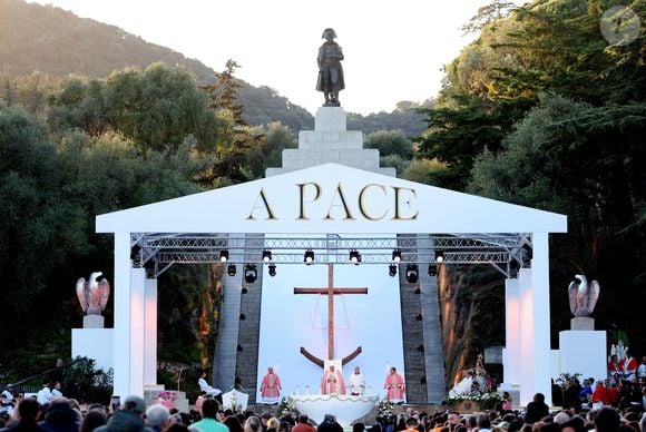 Le pape François célèbre une messe exceptionnelle au théâtre de verdure du Casone, place d'Austerlitz, à Ajaccio (Corse)  le 15 décembre 2024. © Dominique Jacovides / Bestimage
Pope Francis celebrates a special mass at the Théâtre de Verdure du Casone, Place d'Austerlitz, in Ajaccio on 15 December 2024. © Dominique Jacovides/Bestimage