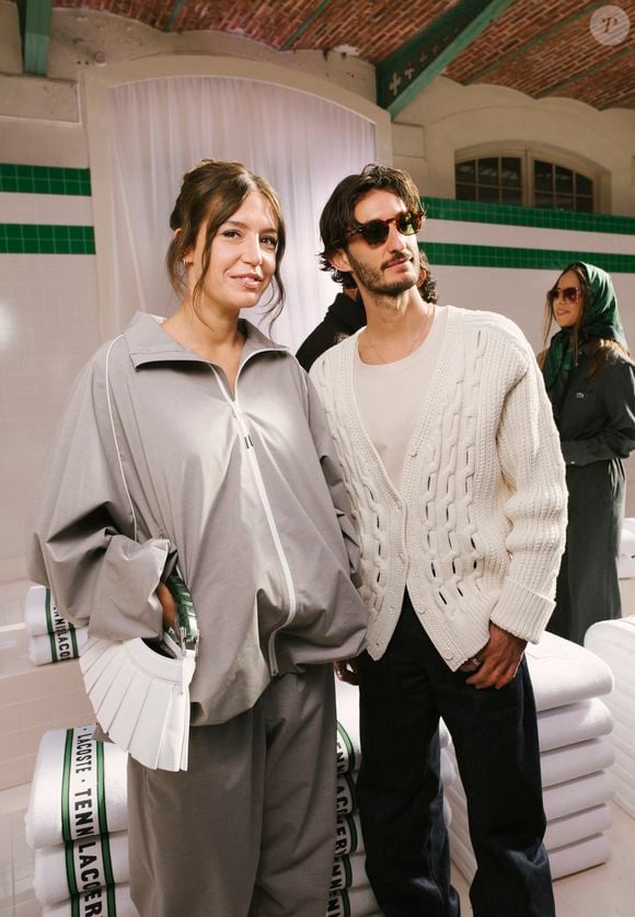Adele Exarchopoulos et Pierre Niney au Front Row du défilé Lacoste Collection Femme Prêt-à-Porter Printemps/Eté 2026 lors de la Fashion Week de Paris (PFW), au Lycée Carnot, à Paris, France, le 5 octobre 2025. © Sam Delpech/Bestimage
