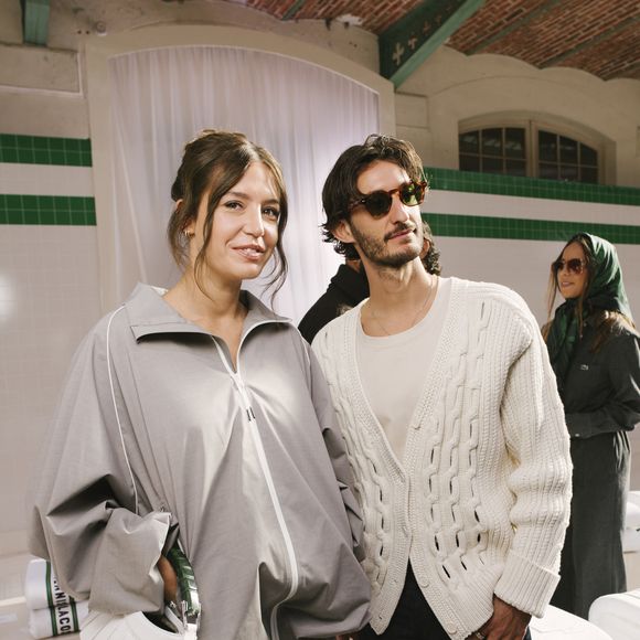 Adele Exarchopoulos et Pierre Niney au Front Row du défilé Lacoste Collection Femme Prêt-à-Porter Printemps/Eté 2026 lors de la Fashion Week de Paris (PFW), au Lycée Carnot, à Paris, France, le 5 octobre 2025. © Sam Delpech/Bestimage