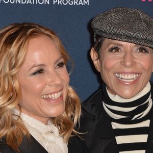 Maria Bello et sa fiancée Dominique Crenn au photocall de la soirée "Women's Cancer Research Fund" à Los Angeles, le 27 février 2020.