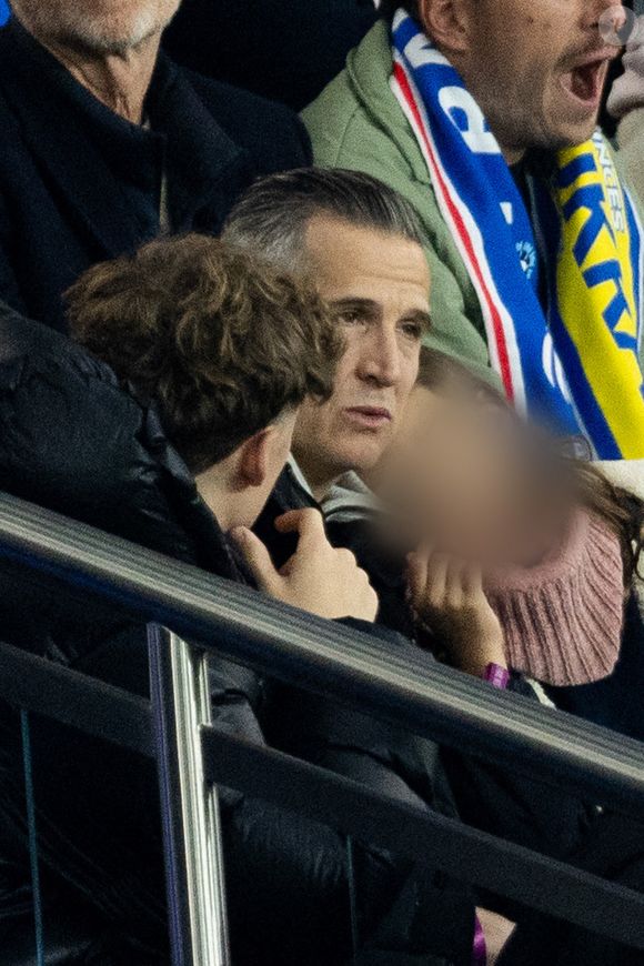 Guillaume Canet et ses enfants Marcel et Louise dans les tribunes du match de qualification de la Coupe du monde 2026 entre la France contre l'Ukraine (4-0) au Parc des Princes à Paris le 13 novembre 2025. © Cyril moreau/Bestimage