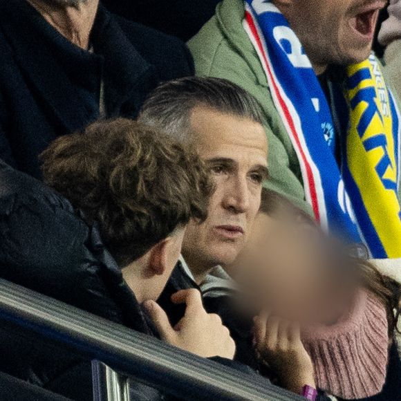 Guillaume Canet et ses enfants Marcel et Louise dans les tribunes du match de qualification de la Coupe du monde 2026 entre la France contre l'Ukraine (4-0) au Parc des Princes à Paris le 13 novembre 2025. © Cyril moreau/Bestimage