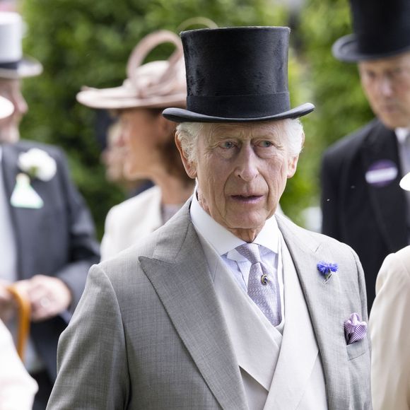 Par exemple, le port du chapeau est obligatoire durant le Royal Ascot.

Le roi Charles III d'Angleterre lors des courses hippiques Royal Ascot, le 22 juin 2024.

Photo : Mirrorpix / Bestimage