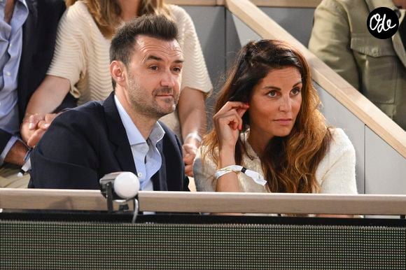 Figure emblématique du "Meilleur Pâtissier", c’est avec Déborah qu’il a su trouver l’amour. Avec elle, il a pu accueillir son premier enfant en 2022, un petit Léo qui comble ses parents de bonheur.

Cyril Lignac et sa compagne Déborah - Les célébrités dans les tribunes lors des Internationaux de France de Tennis de Roland Garros 2023 le 7 juin 2023. © JB Autissier / Panoramic / Bestimage