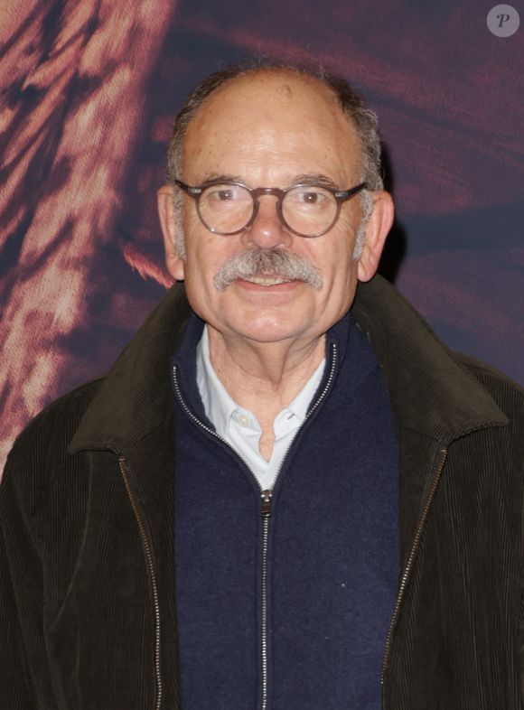 Il mène une vie simple et apprécie particulièrement les promenades dans Paris pour observer la ville.

Jean-Pierre Darroussin - Avant-première du film "L'Homme qui rétrécit" au cinéma le Grand Rex à Paris le 6 octobre 2025. © Coadic Guirec/Bestimage