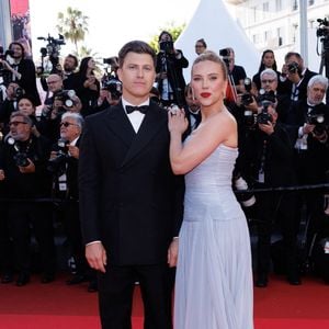 Colin Jost et sa femme Scarlett Johansson - Montée des marches du film « Vie privée » lors du 78ème Festival International du Film de Cannes, au Palais des Festivals à Cannes. Le 20 mai 2025
© Jacovides-Moreau / Bestimage