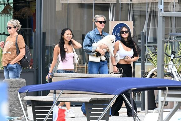 Exclusif -  Laeticia Hallyday et ses filles Jade et Joy (qui résident depuis quelques jours dans la propriété familiale du Cap-d'Ail) arrivent à Marseillan pour déjeuner avec Elyette Boudou "Mamie Rock" (qui fêtera ses 89 ans le 5 juillet prochain), accompagné de son père André Boudou et sa fille Alcéa (demi soeur de Laeticia). Toute la famille est allée déjeuner à la crêperie "La Maison de Camille" à Marseillan, France, le 2 juillet 2024.  Pour infos voir vendeurs