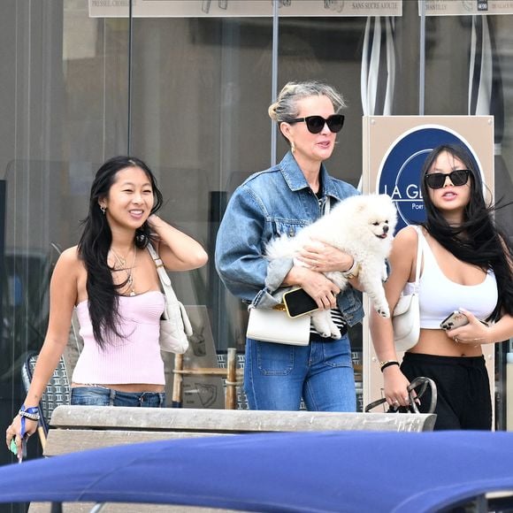 Exclusif -  Laeticia Hallyday et ses filles Jade et Joy (qui résident depuis quelques jours dans la propriété familiale du Cap-d'Ail) arrivent à Marseillan pour déjeuner avec Elyette Boudou "Mamie Rock" (qui fêtera ses 89 ans le 5 juillet prochain), accompagné de son père André Boudou et sa fille Alcéa (demi soeur de Laeticia). Toute la famille est allée déjeuner à la crêperie "La Maison de Camille" à Marseillan, France, le 2 juillet 2024.  Pour infos voir vendeurs