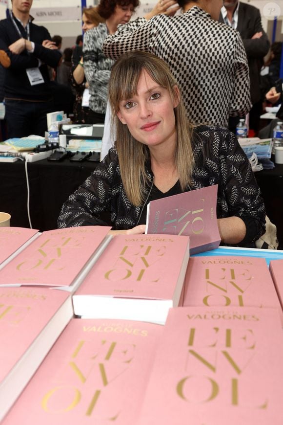 Aurélie Valognes lors de la 41ème Foire du Livre de Brive dans La Halle Brassens, à Brive-la-Gaillarde, France, le 11 novembre 2023. © Jean-Marc-Lhomer/Bestimage