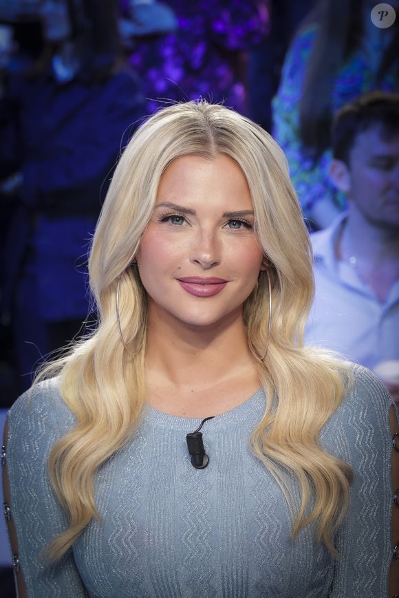 On ignore encore si elle sera ou non de la partie aux côtés de Cyril Hanouna dans son émission Tout beau, tout 9, soit TBT9.

Exclusif - Kelly Vedovelli sur le plateau de l’émission « TPMP » présentée par C.Hanouna et diffusée en direct sur C8, à Paris, France. © Jack Tribeca / Bestimage