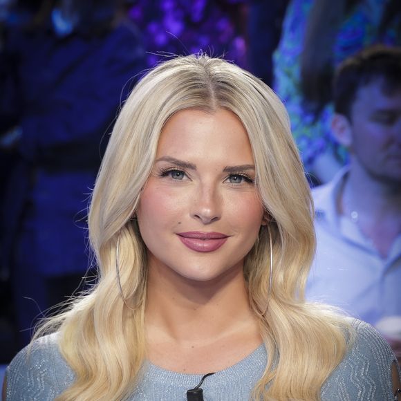 On ignore encore si elle sera ou non de la partie aux côtés de Cyril Hanouna dans son émission Tout beau, tout 9, soit TBT9.

Exclusif - Kelly Vedovelli sur le plateau de l’émission « TPMP » présentée par C.Hanouna et diffusée en direct sur C8, à Paris, France. © Jack Tribeca / Bestimage