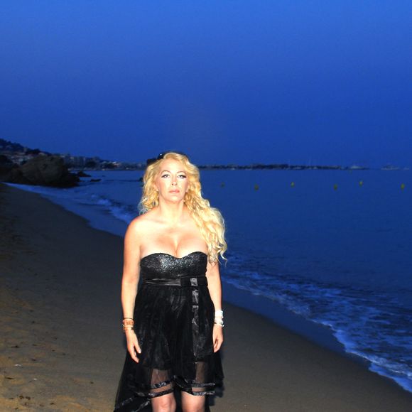 Exclusif - Loana sur la plage de Cannes lors du 76ème festival international du film, le 25 mai 2023.
© Philippe Baldini / Bestimage