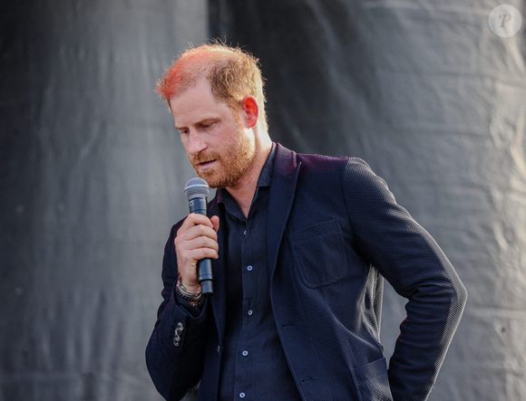 Le prince Harry, duc de Sussex lorsqu'il monte sur la scène du One805 Live Concert dans la propriété de la star Costner au bord de l'océan de Santa Barbara à Summerland, en Californie, où Harry s'apprête à remettre le prix ''Heart of the Community'' (cœur de la communauté). One805.org est une collecte de fonds de plusieurs millions de dollars en faveur de la santé mentale des premiers intervenants du comté de Santa Barbara, le 20 septembre 2025, à Santa Barbara, Californie, États-Unis. Photo by Amy Katz/ZUMA Press Wire/ABACAPRESS.COM