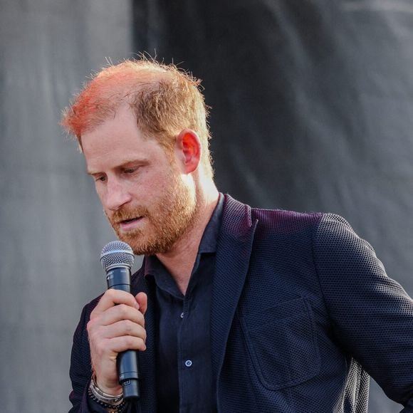 Le prince Harry, duc de Sussex lorsqu'il monte sur la scène du One805 Live Concert dans la propriété de la star Costner au bord de l'océan de Santa Barbara à Summerland, en Californie, où Harry s'apprête à remettre le prix ''Heart of the Community'' (cœur de la communauté). One805.org est une collecte de fonds de plusieurs millions de dollars en faveur de la santé mentale des premiers intervenants du comté de Santa Barbara, le 20 septembre 2025, à Santa Barbara, Californie, États-Unis. Photo by Amy Katz/ZUMA Press Wire/ABACAPRESS.COM