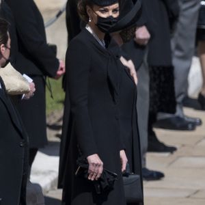 Kate Middleton avait porté cette même robe et ce même manteau en avril 2021 lors des obsèques du prince Philip, duc d'Edimbourg à la chapelle Saint-Georges du château de Windsor

Catherine Kate Middleton, la duchesse de Cambridge et Camilla Parker Bowles, duchesse de Cornouailles - Arrivées aux funérailles du prince Philip, duc d'Edimbourg à la chapelle Saint-Georges du château de Windsor, le 17 avril 2021.