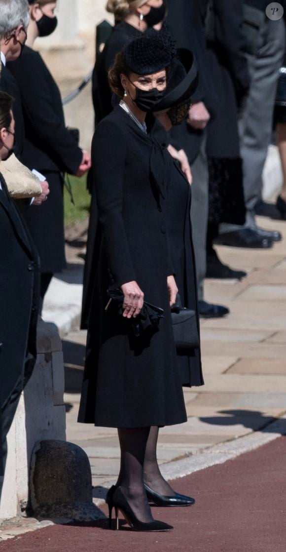 Kate Middleton avait porté cette même robe et ce même manteau en avril 2021 lors des obsèques du prince Philip, duc d'Edimbourg à la chapelle Saint-Georges du château de Windsor

Catherine Kate Middleton, la duchesse de Cambridge et Camilla Parker Bowles, duchesse de Cornouailles - Arrivées aux funérailles du prince Philip, duc d'Edimbourg à la chapelle Saint-Georges du château de Windsor, le 17 avril 2021.